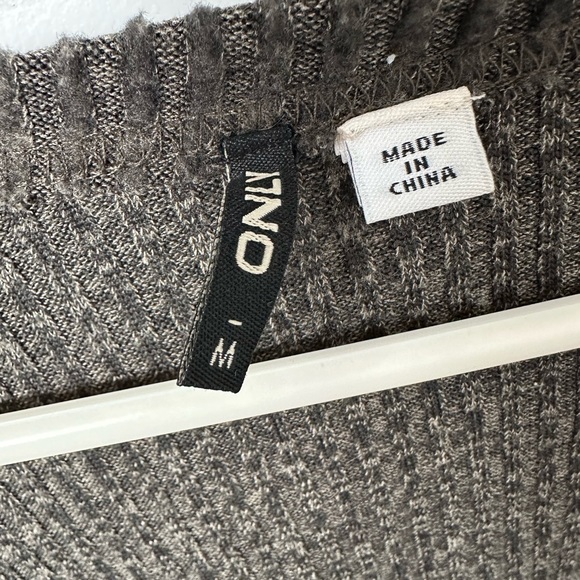 Women’s low cut long sleeve - size medium - Picture 3 of 4